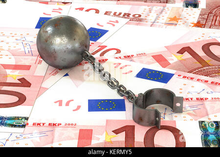 3d: illustrazione di ferro arrugginito la sfera e la catena collegata al bracciale aperto giacente su euro banconote dello sfondo. Il concetto di business del debito Foto Stock