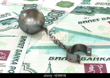 3d: illustrazione di ferro arrugginito la sfera e la catena collegata al bracciale aperto giacente sul rublo banconote dello sfondo. Il concetto di business del debito Foto Stock
