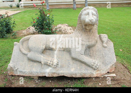 Antica leone di pietra con il coperchio del sarcofago lycian in un parco sulla strada vicino a Antalya museo archeologico. turchia Foto Stock