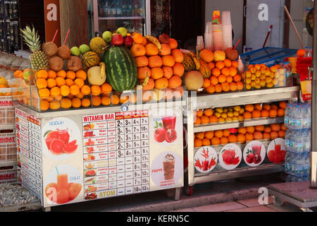 Vista del negozio venditore fresca spremuta di arancia, mela, carota. succo di cocomero e altri tipi di frutta e verdura, centro della città vecchia di kaleici Foto Stock