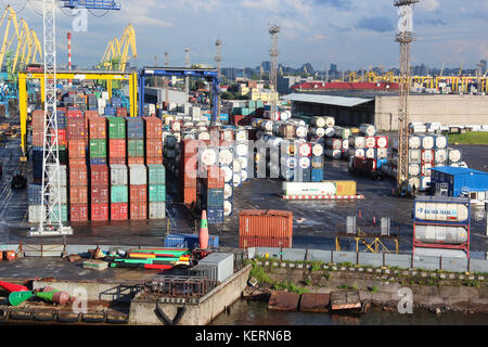 Spedizione di merci i contenitori e le cisterne di gas al dock. in import export e logistica aziendale. porto commerciale, nave cargo per il porto. Foto Stock