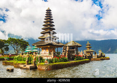 Pura Ulun Danu bratan, tempio sul lago. Bali, Indonesia. Foto Stock