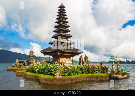 Pura Ulun Danu bratan, tempio sul lago. Bali, Indonesia. Foto Stock