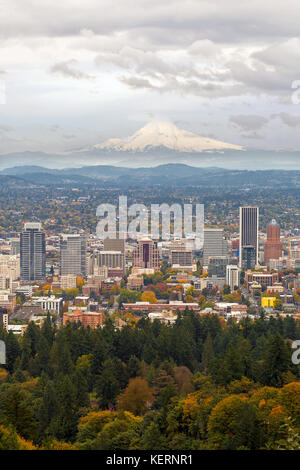 Portland Oregon downtown cityscape e del monte Cofano vista nella stagione autunnale Foto Stock