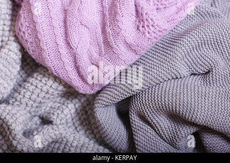 Autunno accessori Maglioni lavorati a maglia e foglie Foto Stock