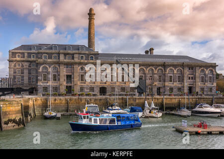 Mulini della panificazione - Royal William Yard Plymouth è stato progettato dall'architetto Vittoriano Sir John Rennie ed è considerato uno dei più importanti g Foto Stock