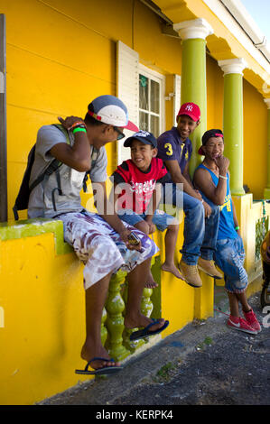 Bo Kaap è un vivace quartiere storico di Città del Capo che molti turisti e la gente del posto ama camminare attraverso. Foto Stock