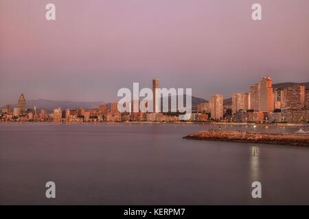 Spiaggia di poniente skyline di Benidorm Foto Stock