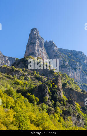 Montagne e alberi di Vikos in Grecia in Autunno colori Foto Stock