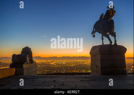 Il Rhodes Memorial si affaccia sulle luci della città e sulle lontane catene montuose della città di città del Capo, Capo Occidentale, Sud Africa Foto Stock