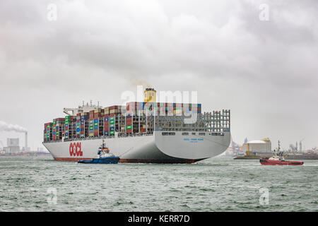 Rotterdam, Paesi Bassi - 14 settembre 2017: il contenitore più grande nave al mondo, la oocl hong kong, arriva al porto di Rotterdam durante Foto Stock