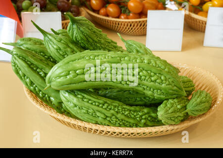 Diversi momordica frutti di colore verde sul tavolo Foto Stock