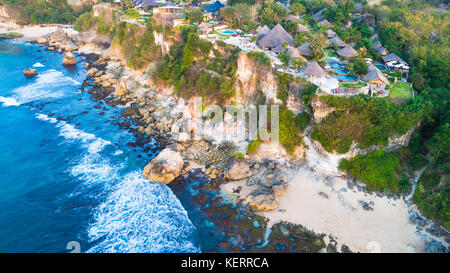 Hotel sulla scogliera. Balangan beach. Jimbaran, Bali, Indonesia. Foto Stock