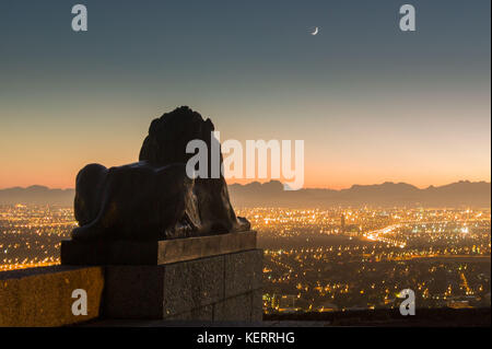 Rhodes Memorial guarda le luci della città e distante gamme della montagna della città di cape town, Western Cape, Sud Africa Foto Stock