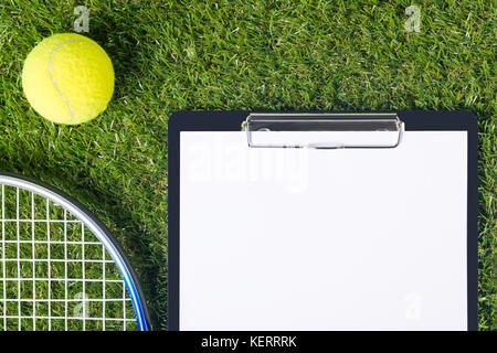 Su un prato verde di tablet e cose per grandi campi da tennis Foto Stock