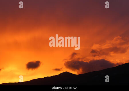 Tramonto sopra le montagne delle Ande Foto Stock