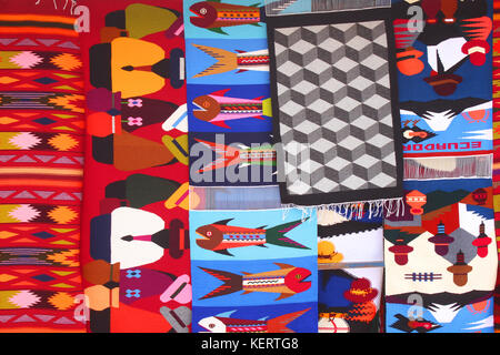 Colorati arazzi fatti a mano per la vendita all'esterno il mercato artigianale di Otavalo, Ecuador Foto Stock