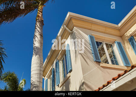 Architettura in regent village, una delle principali aree dello shopping in Providenciales, più touristed delle isole Turks e Caicos, nei Caraibi Foto Stock