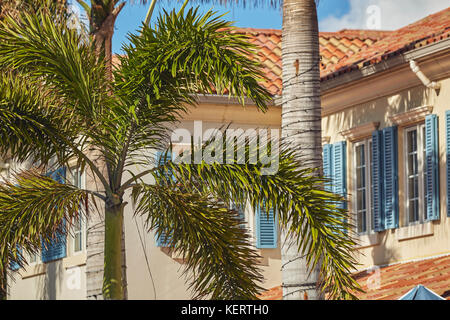 Architettura in regent village, una delle principali aree dello shopping in Providenciales, più touristed delle isole Turks e Caicos, nei Caraibi Foto Stock