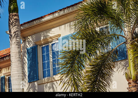 Architettura in regent village, una delle principali aree dello shopping in Providenciales, più touristed delle isole Turks e Caicos, nei Caraibi Foto Stock