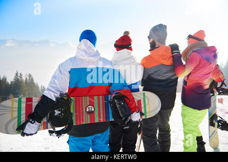 Gruppo di amici alla ricerca in vista montagne Foto Stock