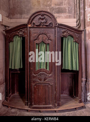 Casella di confessione nella chiesa di st martin, harfleur, Francia Foto Stock