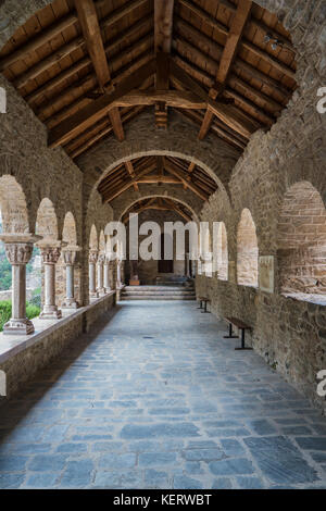 Vista verticale del corridoio arcuato dell'abbazia romanica di Saint martin du canigou Foto Stock