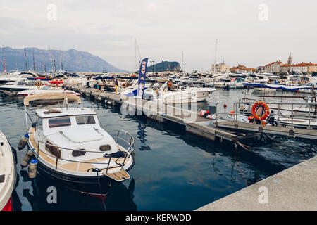 Budva, Montenegro - agosto 16, 2017: barche nel porto di Budva Foto Stock