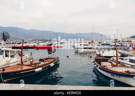 Budva, Montenegro - agosto 16, 2017: barche nel porto di Budva Foto Stock