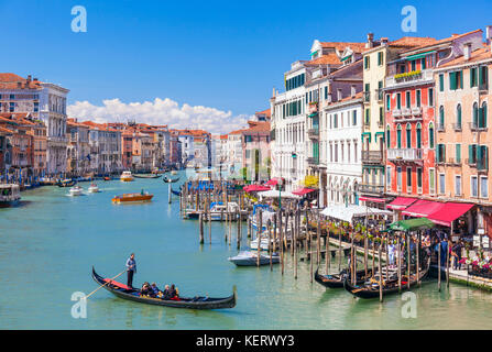 Venezia Italia Venezia gondoliere canottaggio una gondola piena di turisti per un giro in gondola sul Canal Grande Venezia Italia eu europe Foto Stock