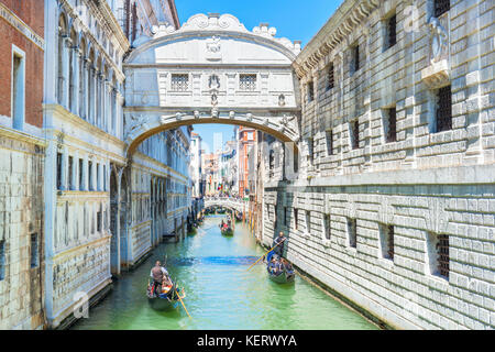 Venezia Italia Venezia gondoliere con i turisti in una gondola passando sotto il Ponte dei Sospiri Ponte dei Sospiri sul Rio di Palazzo Venezia Italia Europa Foto Stock