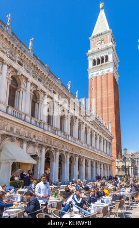 Venezia Italia Venezia e i tavoli e le sedie in un bar ristorante Piazza San Marco piazza san marco con il campanile Venezia Italia EU Europe Foto Stock