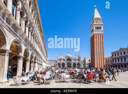 Venezia Italia Venezia caffè in piazza san marco piazza san marco di fronte al campanile e basilica di san Marco la Basilica di San Marco Venezia Italia Foto Stock