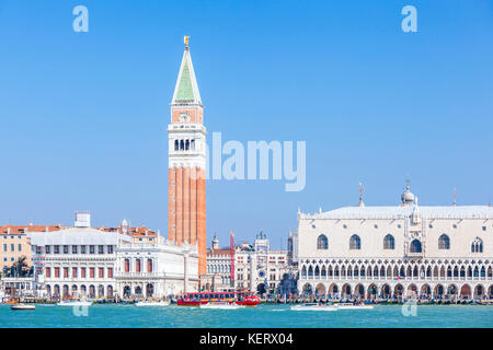 Venezia Italia Venezia occupato Bacino San Marco a Venezia con barche taxi acquei vaparettos e il palazzo dei dogi e il campanile Venezia Italia EU Europe Foto Stock