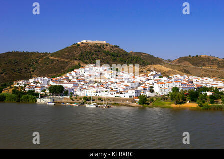 Piccola cittadina spagnola di Sanlúcar de guadiana da attraverso il fiume Guadiana in Alcoutim Portogallo Foto Stock