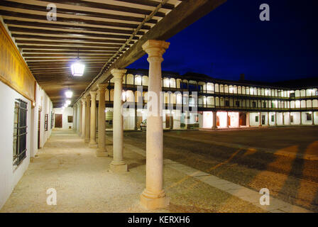 Plaza Mayor, Vista notte. Tembleque, provincia di Toledo, Castilla La Mancha, in Spagna. Foto Stock