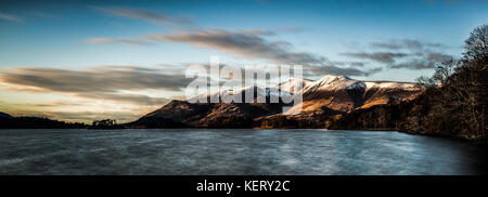 Skiddaw Mountain dal lago Derwent nel distretto del lago, Cumbria, England, Regno Unito Foto Stock