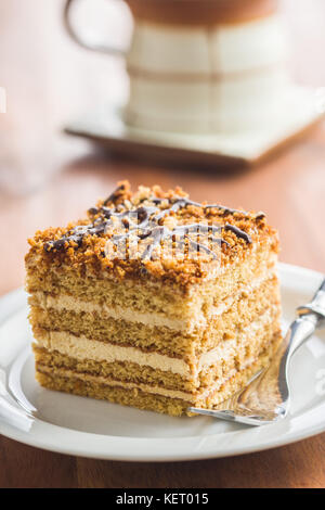 Torta con noci e miele sulla piastra. Foto Stock