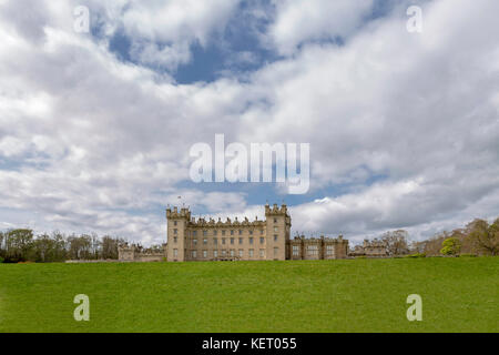 Vista sul Castello di pavimenti, la sede del duca di Roxburghe, a Kelso, Roxburghshire, Scottish Borders, Scotland, Regno Unito. Foto Stock
