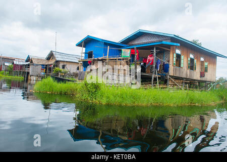 In legno tradizionali palafitte in Lago Inle Myanmar Foto Stock