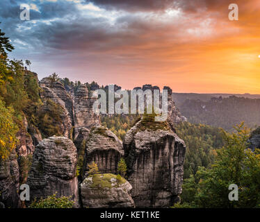 Schrammsteine intorno il bastei presso sunrise, Elba montagne di arenaria, rathen, parco nazionale Svizzera sassone, Bassa Sassonia, Germania Foto Stock