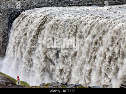 Persona presso la cascata Dettifoss, fiume Jökulsá á Fjöllum, Islanda del Nord, Islanda Foto Stock