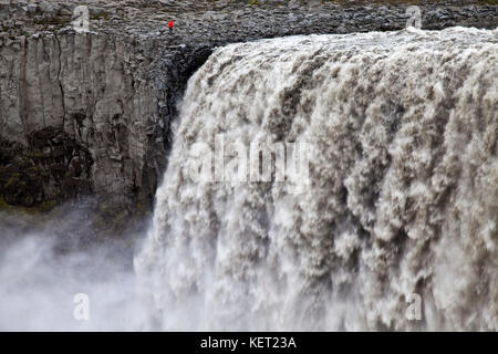 Persona presso la cascata Dettifoss, fiume Jökulsá á Fjöllum, Islanda del Nord, Islanda Foto Stock