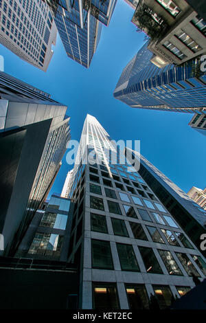 Skyward vista 432 Park Avenue tower - il più alto edificio residenziale nel mondo - circondato da altri grattacieli di New York. Foto Stock