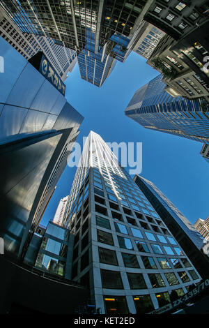 Skyward vista 432 Park Avenue tower - il più alto edificio residenziale nel mondo - circondato da altri grattacieli di New York. Foto Stock