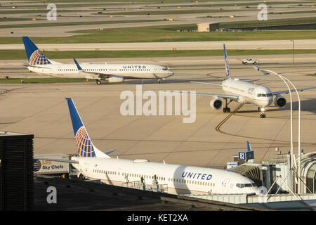 Chicago, Illinois - tre jet della United Air Lines al terminal dell'aeroporto internazionale o'Hare. Foto Stock