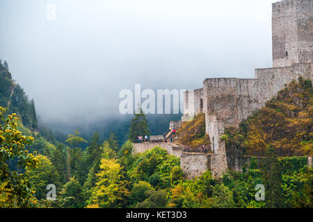 Vista generale del centro storico di Zil Castello sulla cima di una collina con grandi pareti in pietra tra alberi di pino e nebbioso sky. Zil castello fu costruito in Byzantyne pe Foto Stock