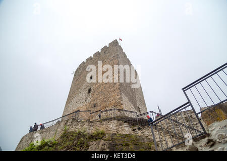 Vista generale del centro storico di Zil Castello sulla cima di una collina con grandi pareti in pietra tra alberi di pino e nebbioso sky. Zil castello fu costruito in Byzantyne pe Foto Stock