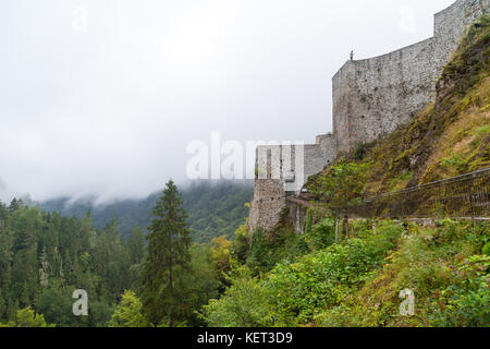 Vista generale del centro storico di Zil Castello sulla cima di una collina con grandi pareti in pietra tra alberi di pino e nebbioso sky. Zil castello fu costruito in Byzantyne pe Foto Stock