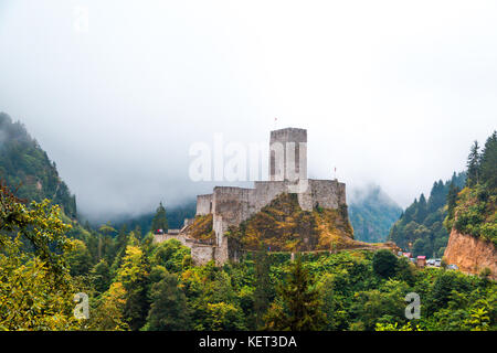 Vista generale del centro storico di Zil Castello sulla cima di una collina con grandi pareti in pietra tra alberi di pino e nebbioso sky. Zil castello fu costruito in Byzantyne pe Foto Stock